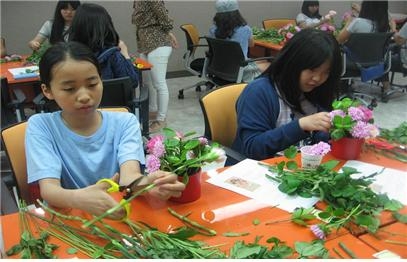 지난달 30일 진로직업체험지원센터에서 열린 ‘플로리스트 체험 클래스’에 참석한 학생들이 즐거운 표정을 짓고 있다. 성동구 제공