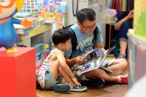 아빠랑 바닥에서 책 삼매경