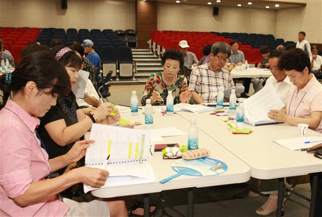 관악구청 강당에서 배심원으로 임명된 주민들이 공약 자료를 검토하고 있다. 관악구 제공