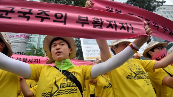 독도를 자국 영토로 표기한 일본 방위백서가 발표된 5일 서울 종로구 중학동 일본대사관 앞에서 대학생 통일대행진단 참가자들이 일본 군국주의 부활에 반대하는 시위를 벌이고 있다. 박지환 기자 popocar@seoul.co.kr