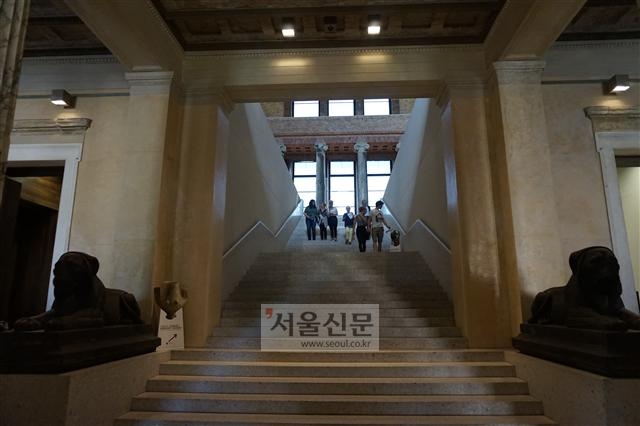 과거의 기둥과 현재의 계단이 드라마틱하게 조화된 중앙 계단. 베를린 함혜리 선임기자 lotus@seoul.co.kr
