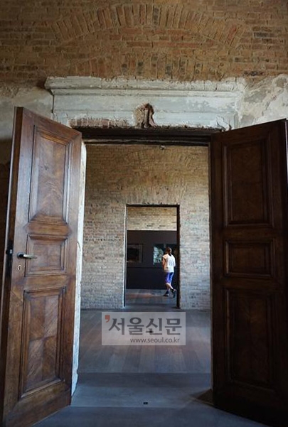 신박물관의 전시실 내부. 벽돌 한 장 한 장에 과거를 되살렸다. 베를린 함혜리 선임기자 lotus@seoul.co.kr