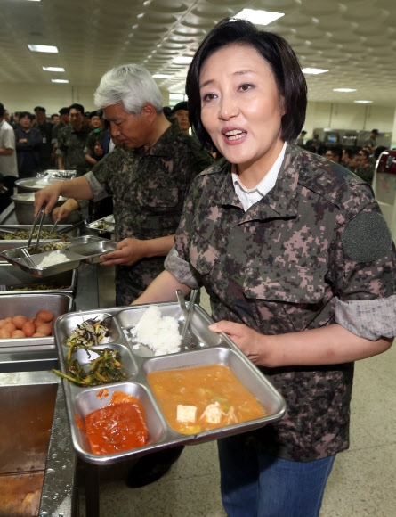 박영선 새정치민주연합 국민공감혁신위원장이 6일 충남 논산 육군훈련소를 방문해 식당에서 배식을 받고 있다. 연합뉴스