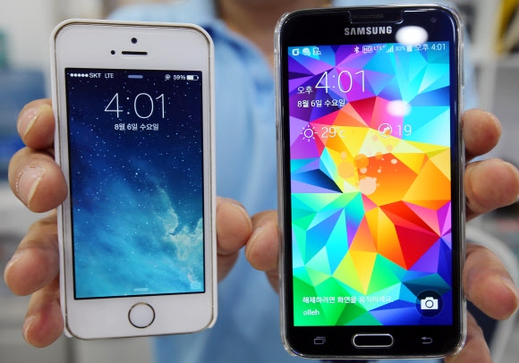 아이폰5s(왼쪽)과 갤럭시S5