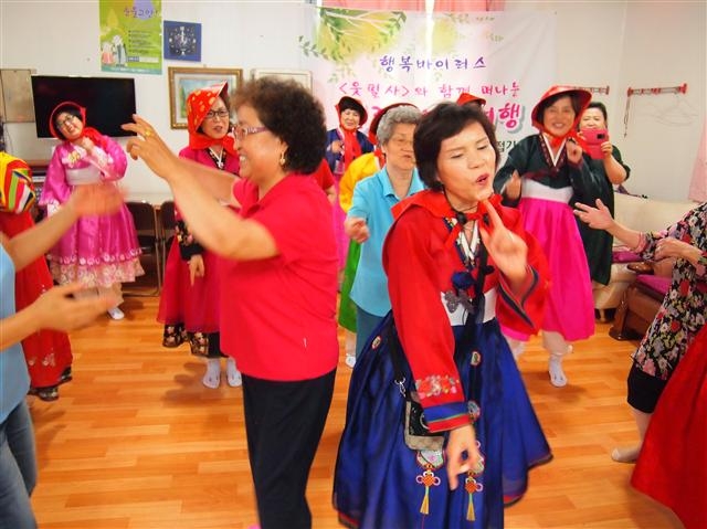 강동구 마을공동체 회원들이 경로당을 방문해 건강댄스 시범을 보이고 있다. 강동구 제공