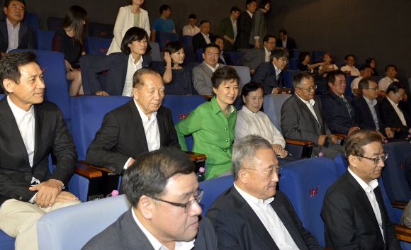 ‘명량’ 관람 위해 영화관 찾은 박 대통령
