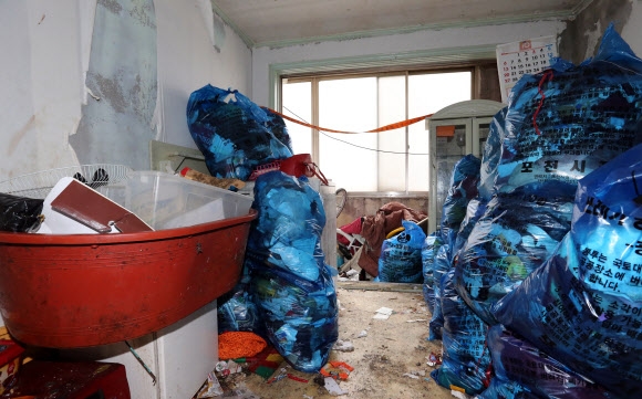 7일 오후 경기도 포천시 빌라 살인사건 현장에서 쓰레기가 가득한 거실이 보이고 있다.  연합뉴스