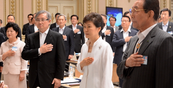 박근혜 대통령이 7일 청와대 영빈관에서 열린 통일준비위원회 제1차 회의를 시작하기 전 참석자들과 국기에 대한 경례를 하고 있다. 