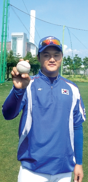 인천아시안게임 야구대표팀에 유일하게 아마추어 신분으로 합류한 홍성무(동의대)가 지난달 30일 인천 송도 LNG 야구장에서 태극 마크를 가슴에 단 기쁨을 밝힌 뒤 야구공을 쥐어 보이며 포즈를 취하고 있다.