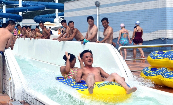 릉라물놀이장에서 북한 근로자들과 청소년 학생들이 물놀이를 즐기고 있다고 조선중앙통신이 지난 5일 촬영해 7일 보도했다.  연합뉴스