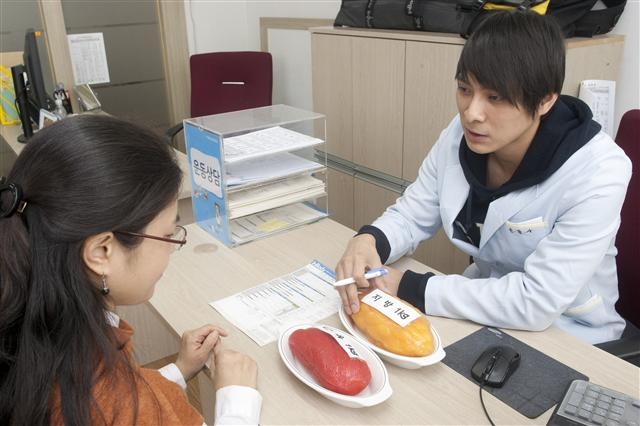 건강체중 프로젝트 참가자가 보건소에서 건강체중 유지를 위한 식습관과 운동방법에 대해 설명을 듣고 있다. 양천구 제공