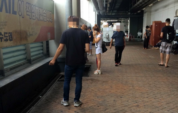 수원역 금연구역 내 흡연자들