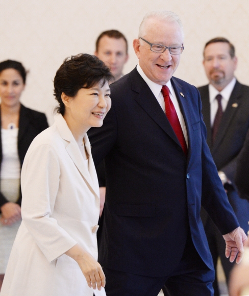 박근혜(왼쪽) 대통령이 8일 청와대에서 미국 하원 군사위원회의 하워드 매키언 위원장을 접견하고 있다. 청와대사진기자단