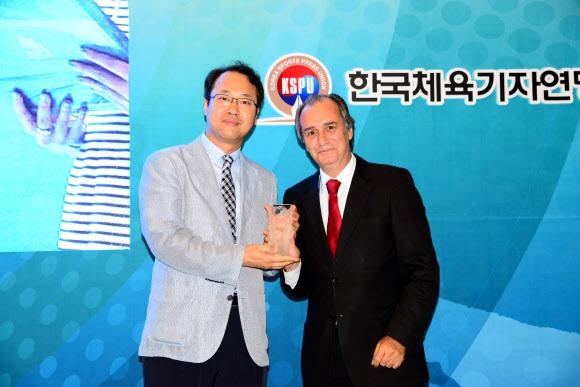 김경호(왼쪽) 한국체육기자연맹(KSPU) 회장이 이사트 일마에르(오른쪽) 세계스포츠기자연맹(AIPS) 수석부회장으로부터 감사패를 받고 있다. 한국체육기자연맹