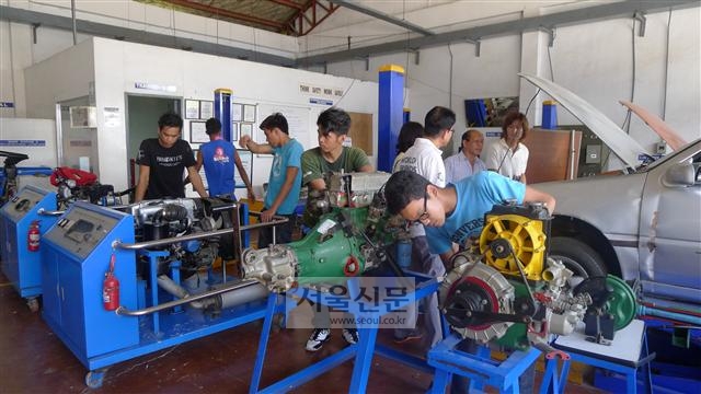 자동차정비 과목 시간에 한국인 교육봉사단원 등이 학생들에게 코이카에서 제공한 자동차와 기자재들을 대상으로 분해·정비 실습을 하고 있다.