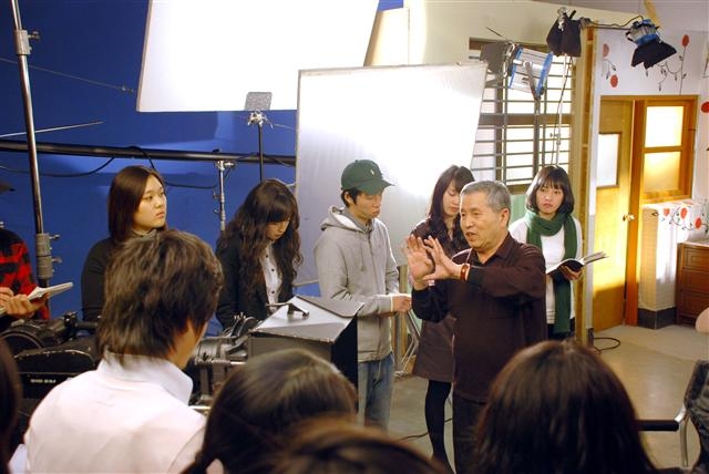 동서대 석좌교수인 임권택 감독이 동서대 임권택영화예술대학에서 수업을 진행하고 있다. 동서대 제공