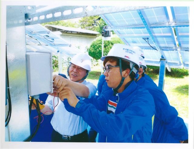 한국폴리텍대학 진주캠퍼스 스마트전기과 학생들이 교수 지도로 태양광발전 설비 실습을 하고 있다. 한국폴리텍대학 제공