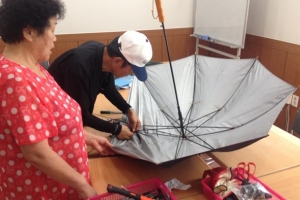 폭우에 고장난 우산들  동작 노인 손에 치료 끝