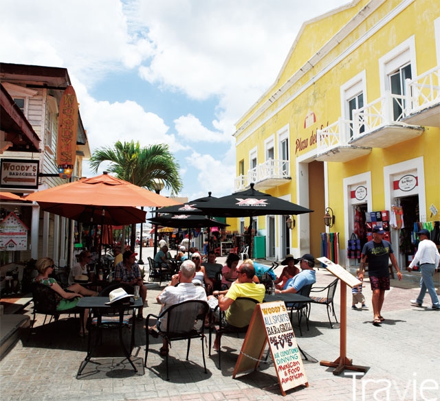 섬의 수도인 산 미구엘의 광장 주변에는 다양한 기념품 가게와 레스토랑이 모여 있다 