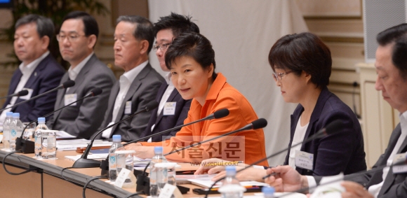 박근혜 대통령이 12일 청와대에서 제6차 무역투자진흥회의를 주재하고 있다.  이호정 기자 hojeong@seoul.co.kr
