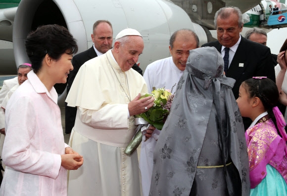 <교황방한> 꽃다발 받는 프란치스코 교황