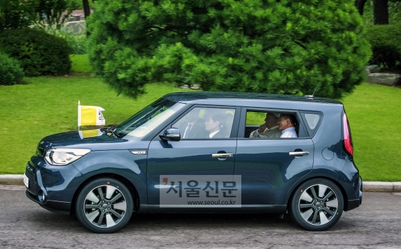 방한한 프란치스코 교황 공식 환영식이 14일 오후 청와대 본관 앞 대정원에서 열렸다. 소울 승용차에 탄 교황이 환영식장으로 향하고 있다.  이호정 기자 hojeong@seoul.co.kr