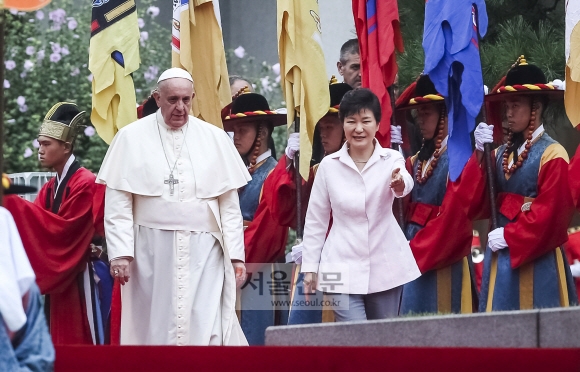 14일 방한한 프란치스코 교황이 공식 환영식에 참석하기 위해 박근혜 대통령과 함께 청와대 대정원으로 걸어가고 있다.  이호정 기자 hojeong@seoul.co.kr