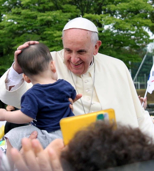 아이의 머리를 쓰다듬는 교황