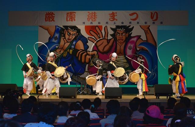 지난 2~3일 일본 나가사키현 쓰시마시에서 개최된 ‘이즈하라항 축제’에서 한국의 사물놀이패가 공연을 하고 있다.  부산문화재단 제공