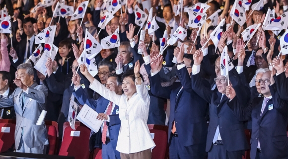 태극기 들고 만세 삼창 