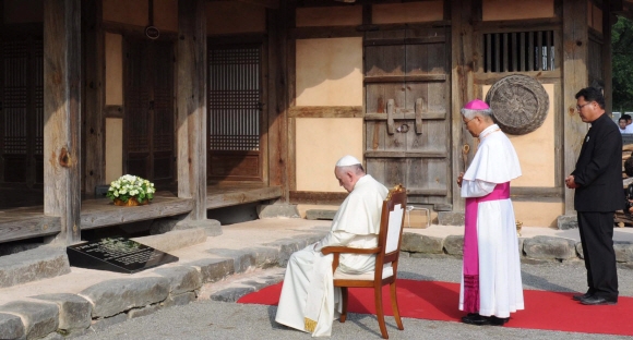 프란치스코 교황이 15일 오후 충남 당진시 솔뫼성지를 방문, 한국인 최초 사제인 김대건 신부 생가에 헌화한 뒤 기도하고 있다. 사진공동취재단