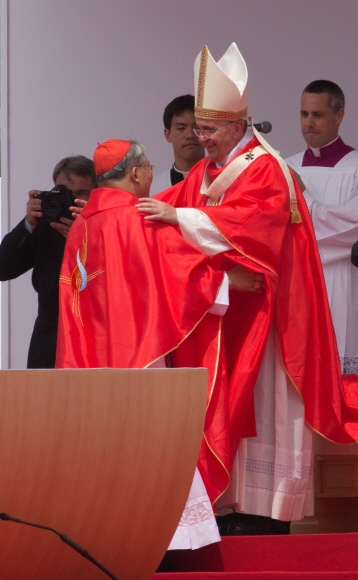 프란치스코 교황이 순교자 124위 시복미사 도중 염수정 추기경과 인사하고 있다. 사진공동취재단