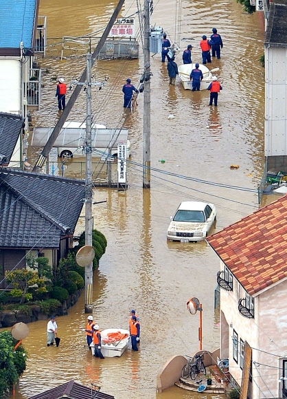 폭우로 침수된 일본 후쿠치야마시