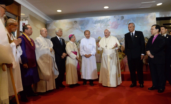 12개 종단 지도자들과 만난 교황 