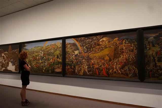 신국립미술관에서 ‘전장의 확장’이라는 주제로 열리고 있는 기획전에 소개된 베르너 튀브케의 작품을 한 관람객이 진지하게 감상하고 있다.