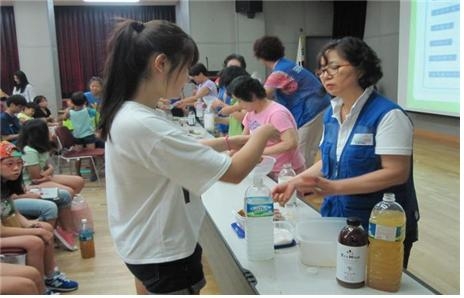 지난 16일 도봉구 방학3동 주민센터에서 신동아1단지 아파트 주민들이 쌀뜨물 재활용 유용미생물(EM) 발효액을 만들고 있다. 도봉구 제공
