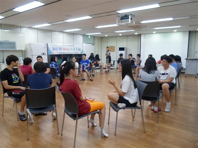 금천구 보건소에서 열린 또래 생명지킴이 교육에서 청소년들이 친구들의 고민을 들어주는 방법에 대해 배우고 있다. 금천구 제공