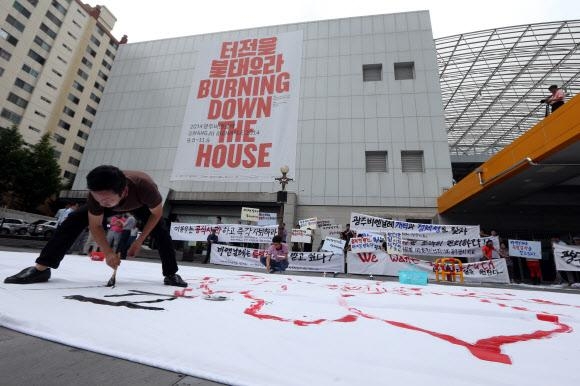 광주지역 미술인 50여명이 지난 18일 오후 광주시 비엔날레전시관 앞에서 기자회견을 열고 광주비엔날레의 개혁을 촉구하는 퍼포먼스를 벌이고 있다. 광주 연합뉴스