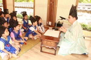 학동들 폭풍질문에… 훈장님 ‘땀 뻘뻘’