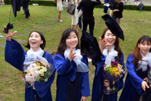 “우리 오늘 졸업했어요”