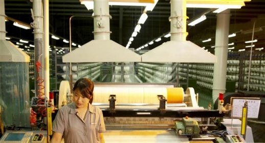 중국 자싱시 타이어코드 공장에서 현지 직원이 타이어코드 제품의 품질을 확인하고 있는 모습. 효성그룹 제공