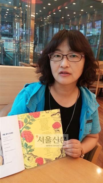 동화작가 김하은씨가 22일 서울 마포구의 한 카페에서 작가들의 재능 기부로 펴낸 ‘한뼘 그림책 세월호 이야기’에 대해 설명하고 있다.
