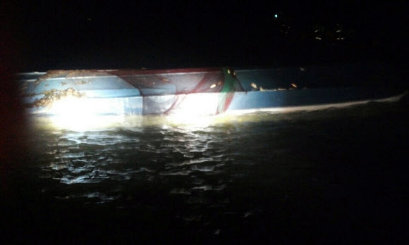 새만금 신시배수갑문서 어선 전복…3명 구조·3명 실종