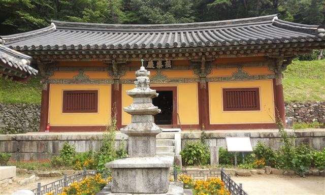 경북 안동시 서후면 태장리 봉정사 극락전. 우리나라에서 가장 오래된 목조건물로 국보 제15호로 지정돼 있다.