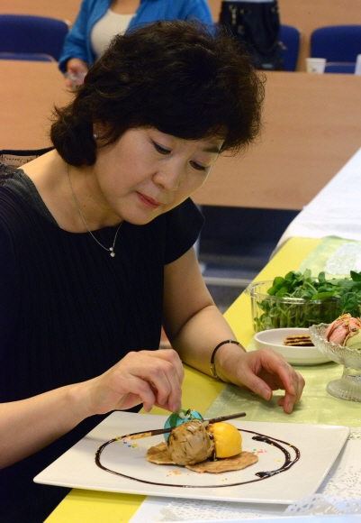 박영희 부산과학기술대학교 호텔조리계열 교수가 참살이실습터 푸드코디네이터 과정 교육생들에게 스타일리스팅 시범을 보이고 있다.