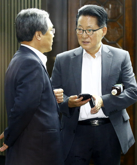 대화하는 박지원 의원과 우윤근 정책위의장