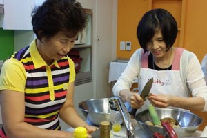 부엌 내주고 밥 情 퍼주다