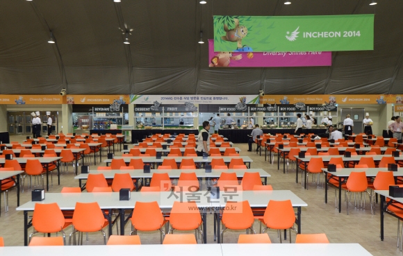인천 아시아드경기대회 선수촌 언론 공개행사에서 선수촌 식당을 공개하고 있다.  안주영 기자 jya@seoul.co.kr