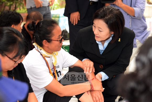 새정치민주연합 박영선 국민공감혁신위원장 겸 원내대표가 26일 서울 종로구 청운효자동주민센터 앞에서 농성중인 세월호 참사 유가족들을 찾아가 인사하고 있다.  정연호 기자 tpgod@seoul.co.kr