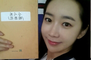 홍가연 교복 사진, 맑은 피부 청순 외모 눈길
